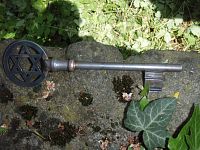 tímto v infocentru zapůjčeným klíčem si otevřete vstup na Starý židovský hřbitov