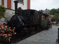 historická lokomotiva upoutá v místě zrušené železniční stanice