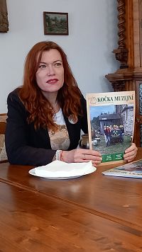 Ředitelka muzea Šárka Juřinová prezentuje časopis, nazvaný Kočka muzejní (dle "maskota,", žijícího v muzeu...) Foto: E.Volková