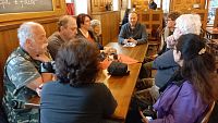 Setkání Pavla Netíka (uprostřed) s novináři v restauraci Švejk