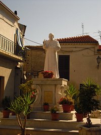 socha papeže ve starém městě