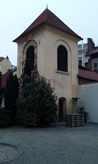 Zvonice u kostela Svatého Jana Křtitele.