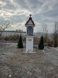Nová výklenková kaplička věnováná obětem COVIDu u Jesenčan