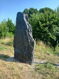 Kamenný obelisk oslavující řeku Labe