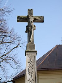 kamenný krucifix u kostela sv. Vavřince v Anenské Studánce
