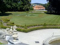 Pohled ze zahrady k zámku