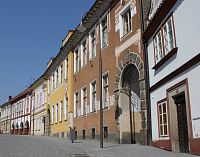 Malebné domy na náměstí v Opočně. Fotoarchiv Královéhradeckého kraje.