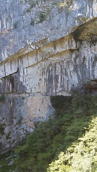 Venkovní část jeskynní Predjama cave