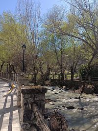 Řeka Genil ve městě Pinos Genil