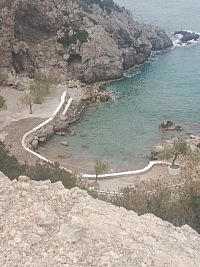 Nepřístupná zátoka s kaplí na levé části pobřeží Stegna