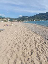 Dlouhá pláž v Agios Georgios