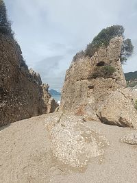 Cesta na kraj pláže v Agios Gordios