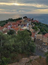 Podvečerní výhled z nádvoří kostela v Pentati