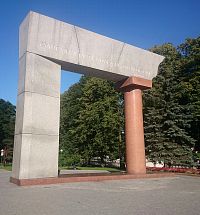 Klaipėda. Žulový pomník "Arch". Ať je Litva navždy spojena!