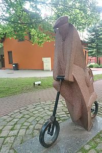 V městském parku soch. Originální socha Dviratis (Kolo).
