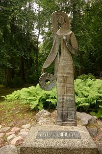 Socha paní Birutė na místě jejího údajného hrobu.