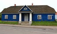 Dřevěná budova staré pošty.