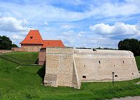 Jedna z pevností, které chránily město. Dnes oblíbené místo pro milence a procházky :).