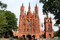 Obrovský gotický Kostel sv. Anny. I z venčí je slyšet náboženská hudba :).