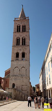 Zvonice katedrály sv. Anastázie.