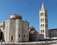 Kostel sv. Donáta se zvonicí katedrály sv. Anastázie.