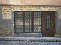 České nápisy na domě hned vedle muzea
