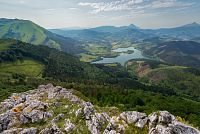 Urkulu přehrada z hory Orkatzategi, Guipuzcoa © naticastillog, depositphotos.com