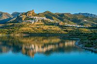 Panoramatický pohled na krásný Zahara de la Sierra, © e55evu, Depositphotos.com