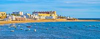 Panorama La Caleta beachline s pobřežím, Cádiz, Španělsko © efesenko, Depositphotos.com