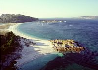 Pláž a útesy na ostrově Cíes, zdroj: Turismo Galicia