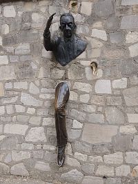 MUŽ PROCHÁZEJÍCÍ ZDÍ SOCHA OD HERCE A SOCHAŘE JEANA MARAISE