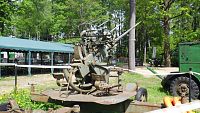 V areálu před vstupem  je několik military exponátů