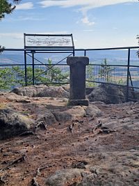 Na vrcholu je i orientační tabule