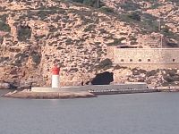 Mezi majákem a pevností Fuerte de Navidad zdá se být patrný ten tunel do úkrytu ponorek