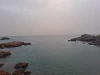 Výhled na pobřeží před východem Slunce