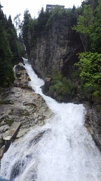Pokud se na lanovku  bude dlouho čekat, lze se podívat na místní vodopád