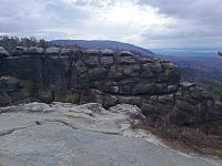 Jižním směrem od modré značky.