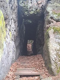 skalní tunel  není moc krátký, stojí za zastavení