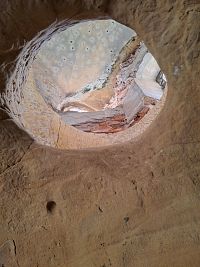 Průhled do patra,  tam se dá sice zvenku dostat, ale to vyžaduje odvahu ))