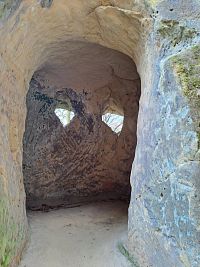 Zachovalá  komnata s okýnky