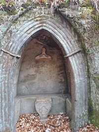 Kaplička v podhradí