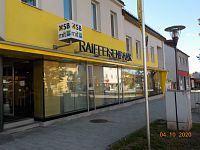Banka Raiffeisenbank s bankomatem (volitelná výplata v € nebo v CZK) na Schubertplatz 12 v městě Gmund.