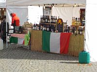 Prodej nejen vynikajících italských uzenin a sýrů na Masarykově náměstí. (na horní části)