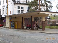 Zastávka trolejbusů u nádraží ve směru Masarykovo nám.