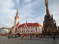 Horní náměstí - budova radnice s orlojem a sloup Nejsvětější Trojice.