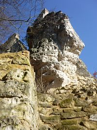 Valdštejn  byl postaven na třech skalních blocích.