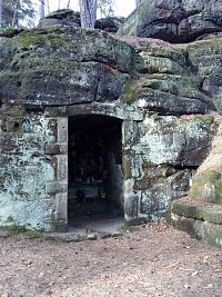 Jeskyňka Boží hrob s obrázky svatých a dřevěným oltáříkem