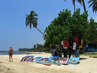 Juan Dolio, pláž hotelu Talanquera, nabídka místních malířů