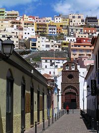 La Gomera - San Sebastian, avenida de Colón, iglesia Nuestra Senora de la Asunción, v této ulici měl Kolumbus skutečně pobývat