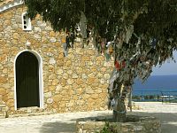 Protaras, "strom přání" před kostelíkem Proroka Elíáše - Profitis Ilias